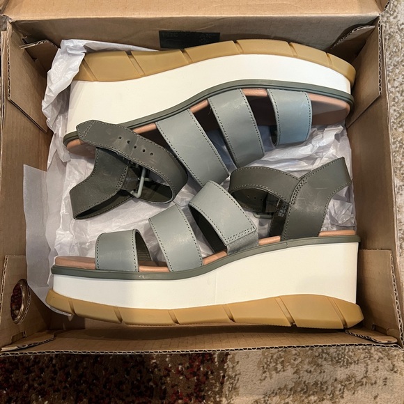In EUC. Beautiful 2 tone green platform, leather Sorel sandals. In box. - Picture 1 of 5